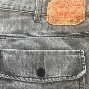 Preowned Levis Men’s  514 size 40/32 Light grey in color no rips or stains.
